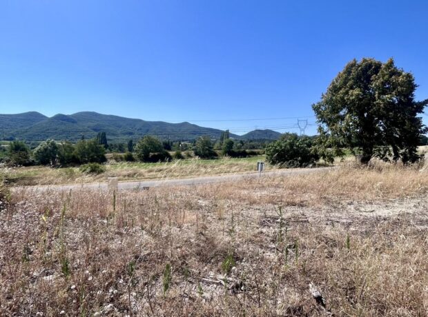 Terrain plat et viabilisé – 690 m2 – Baix