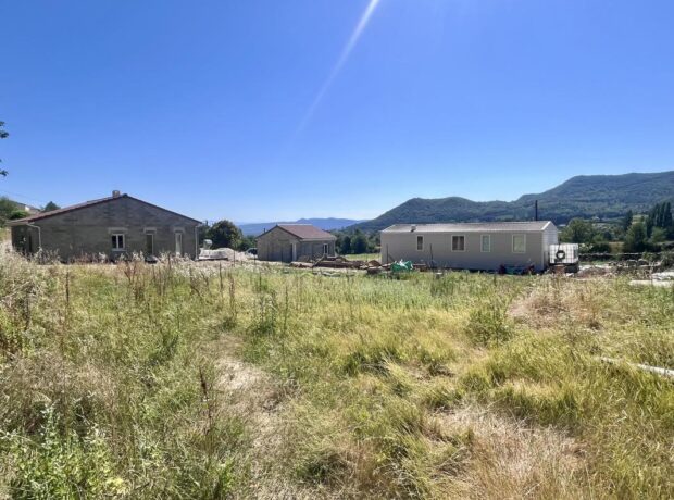 Terrain plat et viabilisé – 760 m2 – Baix